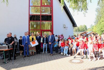 Stadt Thum erhält 1,7 Millionen Euro für Hortanbau und Sanierung - Auf dem Schulhof war die Stimmung feierlich. Foto: Ilka Ruck