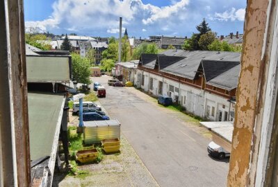 Stadtwirtschaft: Weiterer Bauabschnitt beschlossen - Das Haus B (weiß) ist die nächste Etappe auf dem Weg zum Kreativhof. Foto: Steffi Hofmann