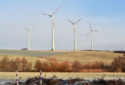 Standort ausgeguckt: Windräder in weiterem Stadtteil von Chemnitz geplant - So wie auf dem Galgenberg bei Rabenstein sollen sich auch auf dem Spitzberg bald Windräder drehen. Foto: Steffi Hofmann