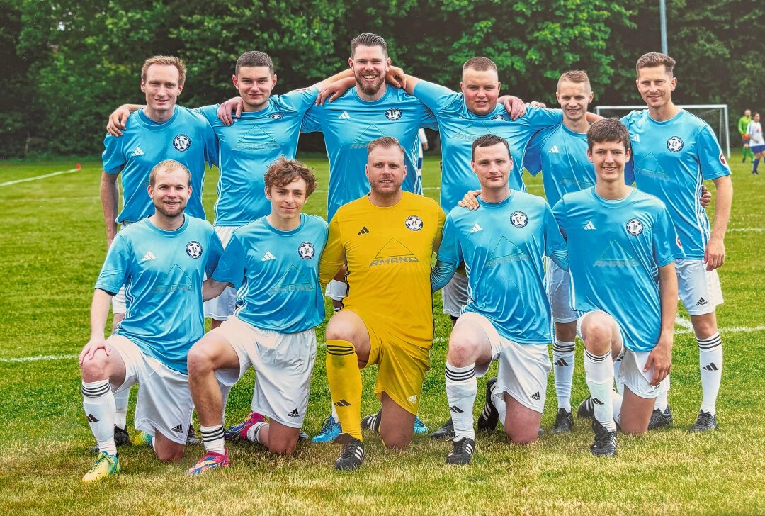 Stark! Chemnitzer Fußball-Schiedsrichter sind deutsche Vizemeister - Hinten v.li.: Christopher Illing, Gabriel Scholz, Paul Sachse, Erik Loth, Max May, Tobie Zander, Unten v.li.: Dominique Bachmann , Simon Richter, Daniel Schröder, Lukas Prasser, Nils Illing. Foto: privat