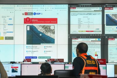 Starke Beben erschüttern Perus Küste - Mitarbeiter des peruanischen Zivilschutzes verolgen das starke Erdbeben auf Monitoren.