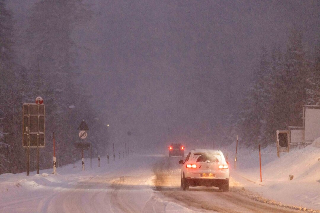 Starker Schneefall bremst Verkehr im Süden aus - Die Polizei berichtete von vielen Glätte-Unfällen.