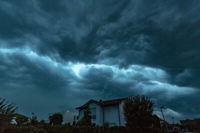 Starkregen angesagt: Was Sie jetzt rund ums Haus tun sollten - Die dunklen Wolken verkünden das Drama: Sind starke Regenfälle angekündigt, kann man sein Gebäude auch kurzfristig noch schützen.