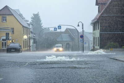 Starkregen führt zu Überflutungen in Mittelsachsen: Autos schwimmen im Wasser - Die angekündigte Schwergewitterlage traf am Freitagmittag Sachsen. Foto: Bernd März