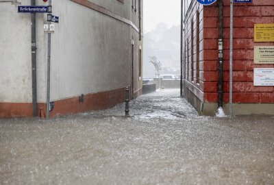 Starkregen führt zu Überflutungen in Mittelsachsen: Autos schwimmen im Wasser - Die angekündigte Schwergewitterlage traf am Freitagmittag Sachsen. Foto: Bernd März