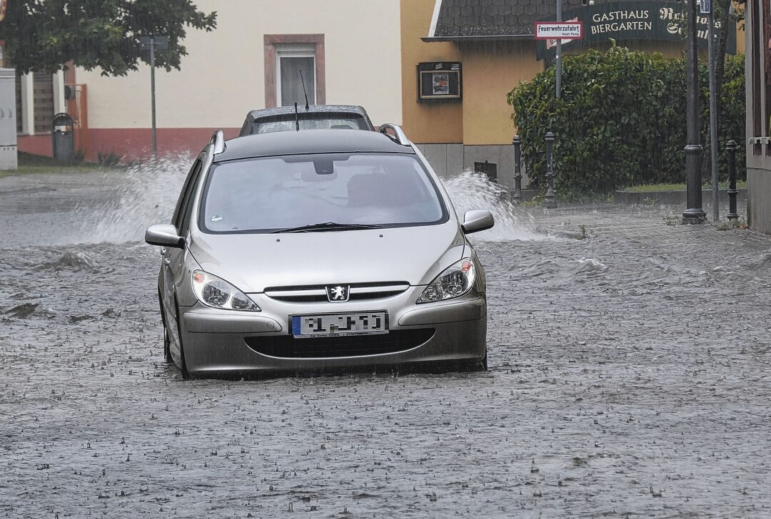 Starkregen führt zu Überflutungen in Mittelsachsen: Autos schwimmen im Wasser - Die angekündigte Schwergewitterlage traf am Freitagmittag Sachsen. Foto: Bernd März