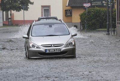 Starkregen führt zu Überflutungen in Mittelsachsen: Autos schwimmen im Wasser - Die angekündigte Schwergewitterlage traf am Freitagmittag Sachsen. Foto: Bernd März