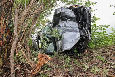 Starkregen und unangepasste Geschwindigkeit: Beifahrerin bei Unfall schwer verletzt - Zwischen Glauchau-Ost und Glauchau-West ist ein Mercedes kurz nach dem Rastplatz "Am Angerberg" von der Fahrbahn abgekommen. Foto: Andreas Kretschel