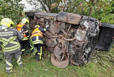 Starkregen und unangepasste Geschwindigkeit: Beifahrerin bei Unfall schwer verletzt - Zwischen Glauchau-Ost und Glauchau-West ist ein Mercedes kurz nach dem Rastplatz "Am Angerberg" von der Fahrbahn abgekommen. Foto: Andreas Kretschel