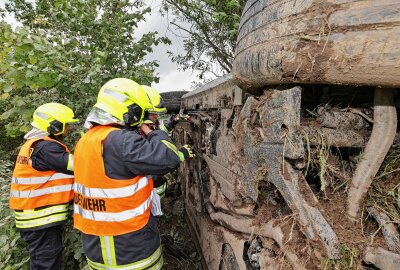 Starkregen und unangepasste Geschwindigkeit: Beifahrerin bei Unfall schwer verletzt - Zwischen Glauchau-Ost und Glauchau-West ist ein Mercedes kurz nach dem Rastplatz "Am Angerberg" von der Fahrbahn abgekommen. Foto: Andreas Kretschel