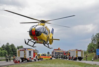 Starkregen und unangepasste Geschwindigkeit: Beifahrerin bei Unfall schwer verletzt - Zwischen Glauchau-Ost und Glauchau-West ist ein Mercedes kurz nach dem Rastplatz "Am Angerberg" von der Fahrbahn abgekommen. Foto: Andreas Kretschel