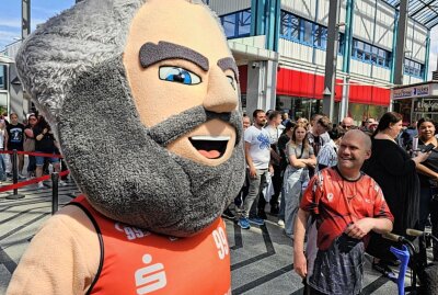 Stars zum Anfassen: Niners begeistern mit Autogrammstunde im Chemnitz-Center - Das Maskottchen Karli darf auch nicht fehlen. Foto: Harry Härtel