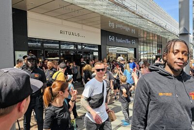 Stars zum Anfassen: Niners begeistern mit Autogrammstunde im Chemnitz-Center - Gegen 14 Uhr gaben die Chemnitzer Niners eine Autogramstunde im Chemnitz-Center. Foto: Harry Härtel