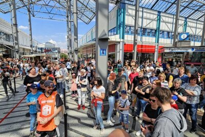 Stars zum Anfassen: Niners begeistern mit Autogrammstunde im Chemnitz-Center - Die Menge empfang die Spieler mit lautem Beifall und Zurufen. Foto: Harry Härtel