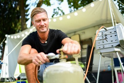 Start in die BBQ-Saison: Gasgrill vorab genau überprüfen - Beim Anschließen einer Gasflasche sollte man darauf achten, dass der Dichtring vorhanden ist und das Ventil per Hand festgezogen wird, um Beschädigungen zu vermeiden.