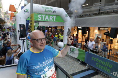 Starter, Schweiß und Sieger: Impressionen vom Chemnitzer Firmenlauf 2024 - Bürgermeister Sven Schulze gibt den Startschuss vom Firmenlauf 2024.