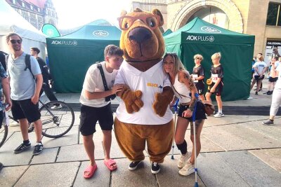 Starter, Schweiß und Sieger: Impressionen vom Chemnitzer Firmenlauf 2024 - Unser Capybara ist der neue Star der Firma.