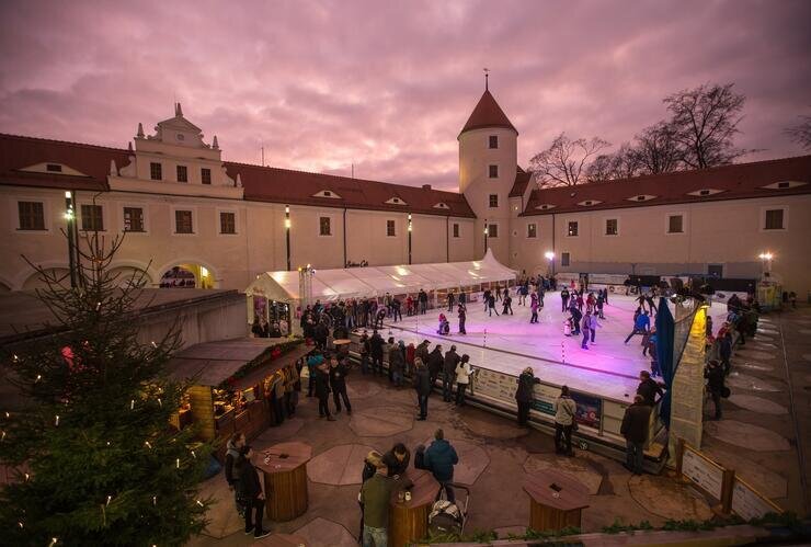 Startschuss für die Eisbahn steht: Vergnügen in historischem Ambiente in Freiberg - Die Eisbahn in Freiberg eröffnet am 16. November.