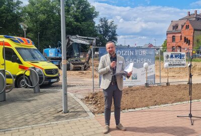 Startschuss für neue Rettungswache in Mittweida - Der Geschäftsführer der Landkreis Mittweida Krankenhaus gGmbH, Florian Claus, begrüßt die Gäste. Foto: privat