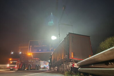 Stau auf A4 bei Chemnitz: Bergung eines LKW nach Unfall - In der Nacht auf Mittwoch ereignete sich auf der Autobahn A4 bei Glösa in Fahrtrichtung Erfurt ein Unfall.