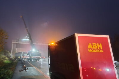 Stau auf A4 bei Chemnitz: Bergung eines LKW nach Unfall - In der Nacht auf Mittwoch ereignete sich auf der Autobahn A4 bei Glösa in Fahrtrichtung Erfurt ein Unfall.