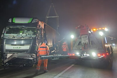 Stau auf A4 bei Chemnitz: Bergung eines LKW nach Unfall -  Die Bergungsarbeiten werden voraussichtlich bis in den Vormittag andauern.