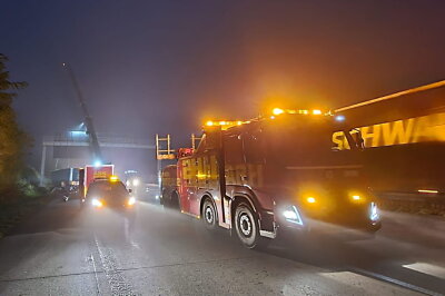 Stau auf A4 bei Chemnitz: Bergung eines LKW nach Unfall -  Die Bergungsarbeiten werden voraussichtlich bis in den Vormittag andauern.