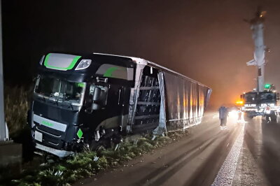 Stau auf A4 bei Chemnitz: Bergung eines LKW nach Unfall - In der Nacht auf Mittwoch ereignete sich auf der Autobahn A4 bei Glösa in Fahrtrichtung Erfurt ein Unfall.