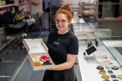 Staubtrockene Kekse waren gestern: Belegte Cookies im Trend - Eine Box mit frisch gebackenen und belegten Cookies präsentiert Mitgründerin Julia Boes.