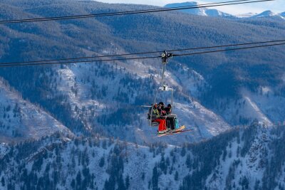 Steiler, schneller, sanfter: Neuheiten aus den Skigebieten - Ab in den Schnee: Eine der vielen neuen Seilbahnen eröffnet diesen Winter im Luxus-Skigebiet Aspen Snowmass in Colorado. Dort ersetzt der Vierer-Sessellift Coney Express den Coney Glade Chair.