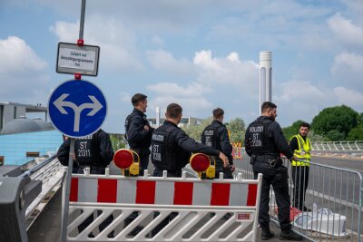 Steinmeier sieht "härtere Jahre" kommen - Rund 1000 Polizistinnen und Polizisten sorgten zwischen Reichstag und Kanzleramt für die Sicherheit.