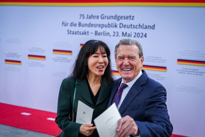 Steinmeier sieht "härtere Jahre" kommen - Auch der frühere Bundeskanzler Gerhard Schröder und So-yeon Schröder-Kim nahmen beim Staatsakt in Berlin teil.