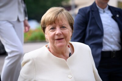 Steinmeier sieht "härtere Jahre" kommen - Die ehemalige Bundeskanzlerin Angela Merkel ruft zum Einsatz für Demokratie und zur Verteidigung des Grundgesetzes auf.