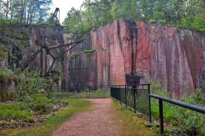 Steinmetzhandwerk live erleben: Tag des Geotops am Rochlitzer Berg - Der Rochlitzer Berg ist nicht nur ein beliebtes Ausflugsziel, sondern beherbergt mit dem Rochlitzer Porphyrtuff den ersten und bisher einzigen Welterbe-Stein ("Heritage Stone") Deutschlands.