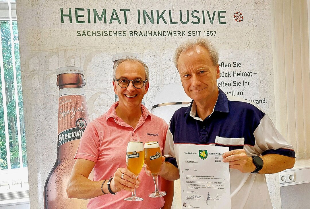 Sternquell-Vogtlandpokal ausgelost: Im August geht's los -  Sternquell-Marketingleiter Thomas Münzer und VFV-Präsident Andreas Wehner haben auf weiteres gemeinsames Jahr angestoßen. Foto: Karsten Repert