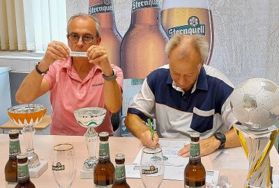 Sternquell-Vogtlandpokal ausgelost: Im August geht's los - Sternquell-Marketingleiter Thomas Münzer und VFV-Präsident Andreas Wehner haben die erste Auslosung vorgenommen. Foto: Karsten Repert