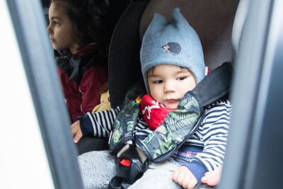 Stiftung Warentest: Diese Kindersitze sind gut - Gut gesichert: Nur so dürfen Kinder im Auto mitgenommen werden.