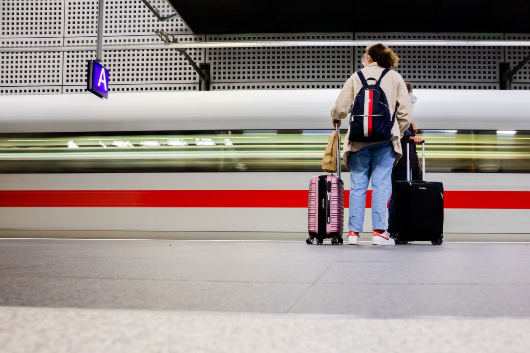 Stiftung Warentest: Service beim Bahnfahren nur mäßig - Die Deutsche Bahn ist häufiger unpünktlich als pünktlich, so das Fazit der Stiftung Warentest. Doch Flixtrain schneidet in puncto Pünktlichkeit nicht besser ab.