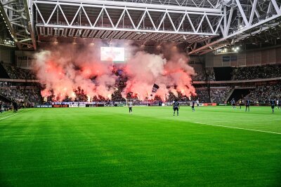 Stockholmer Fußballderby nach Böllerwürfen ohne Fans beendet - Das Stockholmer Fußball-Derby war abgebrochen worden - und wurde einen Tag später fortgesetzt.