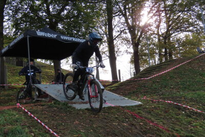 Stollberg dreht am Rad: Warum dieses Mountainbike-Event so besonders war - Rasanter Start: Ein Teilnehmer gibt alles, als er vom Startpunkt aus den steilen Skihang hinunterjagt - bereit für ein unvergessliches Off-Season-Rennen. Foto: Sebastian Boers