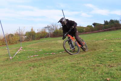 Stollberg dreht am Rad: Warum dieses Mountainbike-Event so besonders war - Fokus und Präzision: Mit voller Konzentration steuert ein Fahrer durch die abgesteckte Slalomstrecke, während er die Kurve perfekt nimmt. Foto: Sebastian Boers