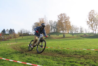 Stollberg dreht am Rad: Warum dieses Mountainbike-Event so besonders war - Fokus und Präzision: Mit voller Konzentration steuert ein Fahrer durch die abgesteckte Slalomstrecke, während er die Kurve perfekt nimmt. Foto: Sebastian Boers