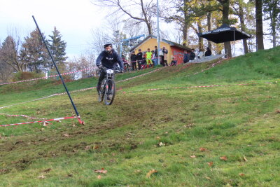 Stollberg dreht am Rad: Warum dieses Mountainbike-Event so besonders war - Pfeilschnell geht es den Abhang hinunter. Foto: Sebastian Boers