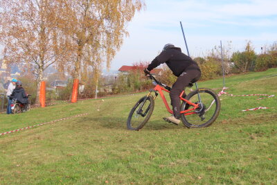 Stollberg dreht am Rad: Warum dieses Mountainbike-Event so besonders war - Gekonnt lenkt der Fahrer in die Kurve ein. Foto: Sebastian Boers