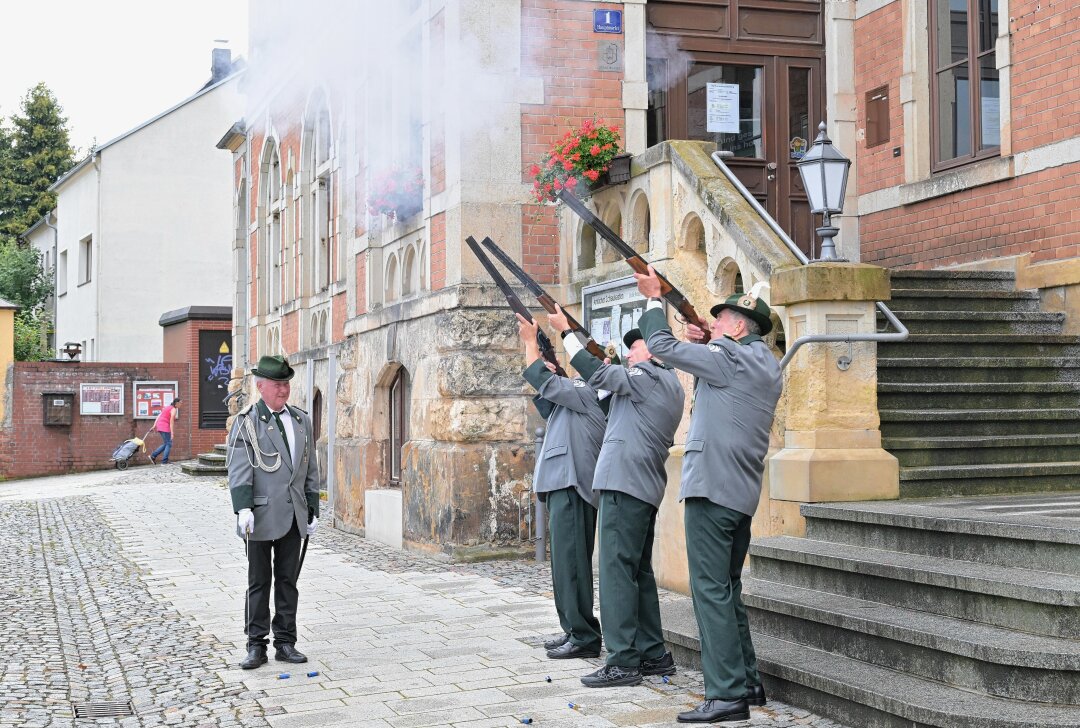 Stollberger feiern das Altstadtfest mit einem bunten Programm - Zum Auftakt des Altstadtfestes gab es ein Salutschießen der Privilegierten Bürgerschützengesellschaft zu Stollberg. Foto: Ralf Wendland