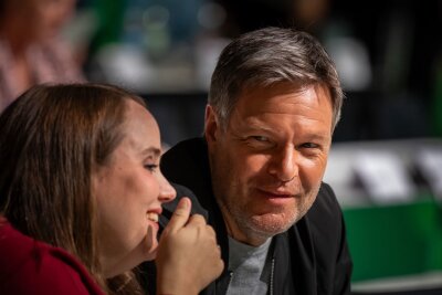 Stolz und wehmütig: Nouripour verabschiedet sich - Beim Parteitag soll Robert Habeck zum Spitzenkandidaten für die Bundestagswahl gewählt werden. 