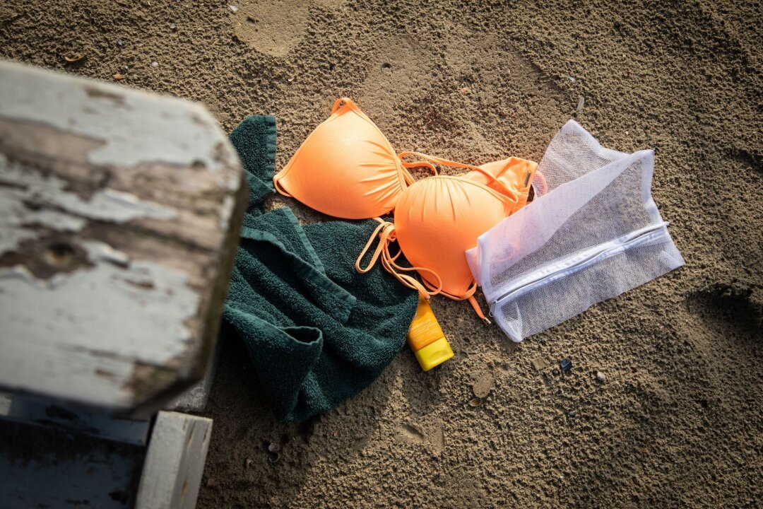 Strand-Hack: Mit dem Wäschenetz gegen Sand auf Badesachen - Kann ein Wäschenetz dabei helfen, die Badesachen von Sand zu befreien?