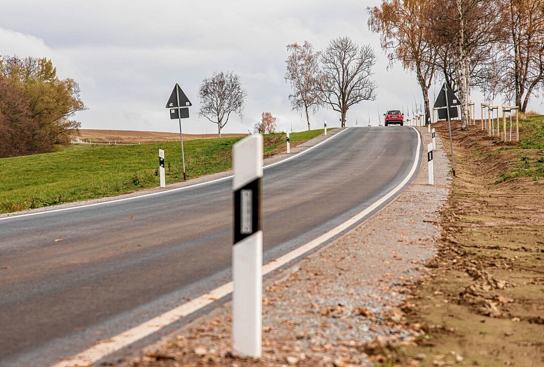 Straße im Erzgebirge wieder freigegeben: Baukosten von 2,4 Millionen Euro - Bürger der Gemeinde Sehmatal haben auf der Kreisstraße 7132 wieder freie Fahrt. Foto: André März