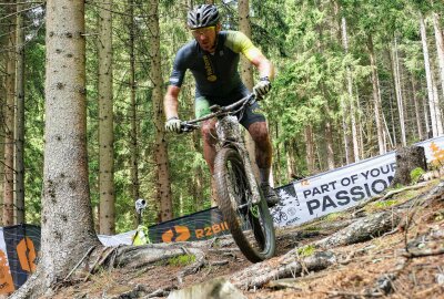 Straßen-Spezialist glänzt beim Erzgebirgs-Bike-Marathon im Gelände - Vor allem die Abfahrten hatten es in sich. Foto: Andreas Bauer