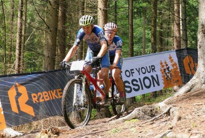 Straßen-Spezialist glänzt beim Erzgebirgs-Bike-Marathon im Gelände - Sebastian und Laura Stark meisterten die 70 Kilometer auf einem Tandem. Foto: Andreas Bauer